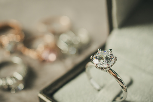 Pierścionek na zaręczyny – co wybrać i gdzie go kupić?