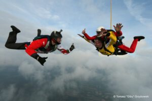 Tandemowy skok spadochronowy – doświadcz emocji w przestworzach!