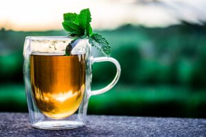 Detoks z ziołową herbatką – kiedy warto go wykonać i jakie zioła wybrać?